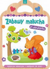Zabawy malucha z wiewiórką